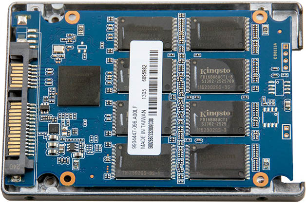 Внутри SSD можно увидеть набор блоков памяти и множество контролирующих микросхем.