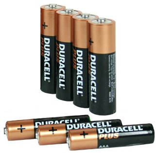 Сверху — батарейки Duracell типоразмера AA (пальчиковые). Снизу — их мизинчиковые аналоги типоразмера AAA